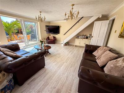 ALTERNATE VIEW OF LOUNGE